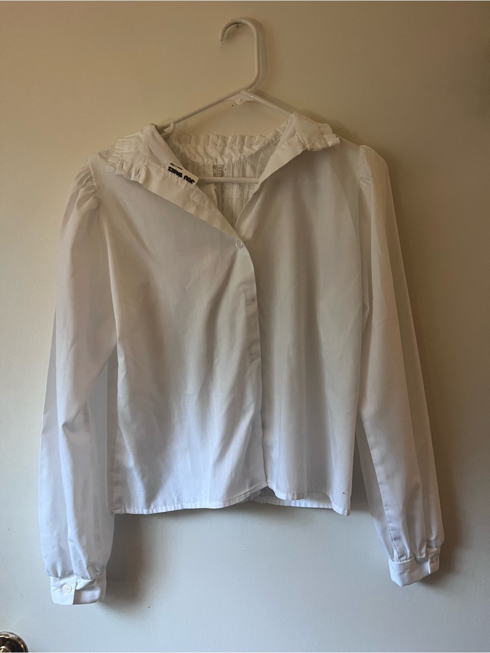 You Babes Vintage Women’s White Button-Front Blouse w/embroidered back pattern